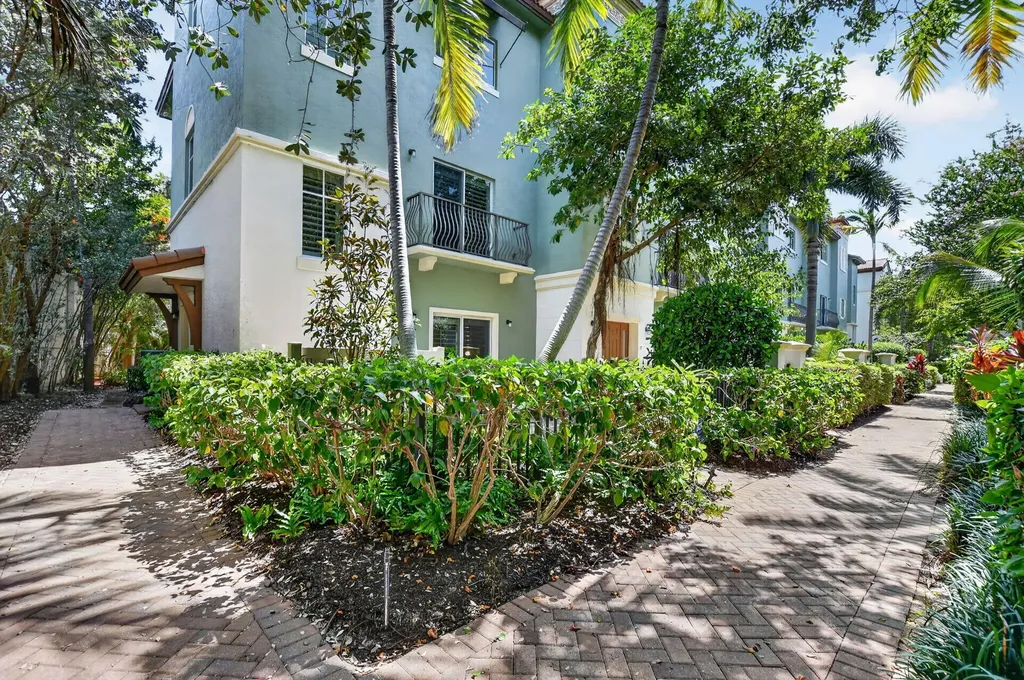 27 NW Hawthorne Place Boca Raton FL 33432