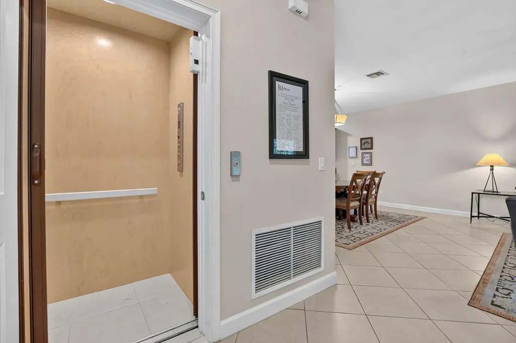 27 NW Hawthorne Place Boca Raton FL 33432