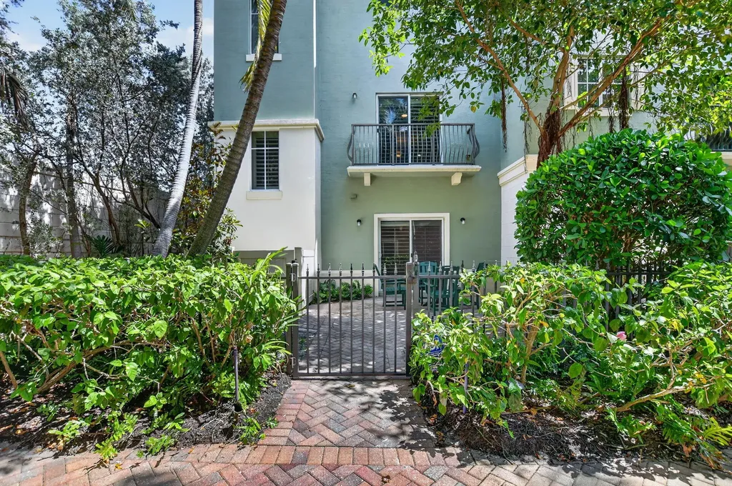 27 NW Hawthorne Place Boca Raton FL 33432