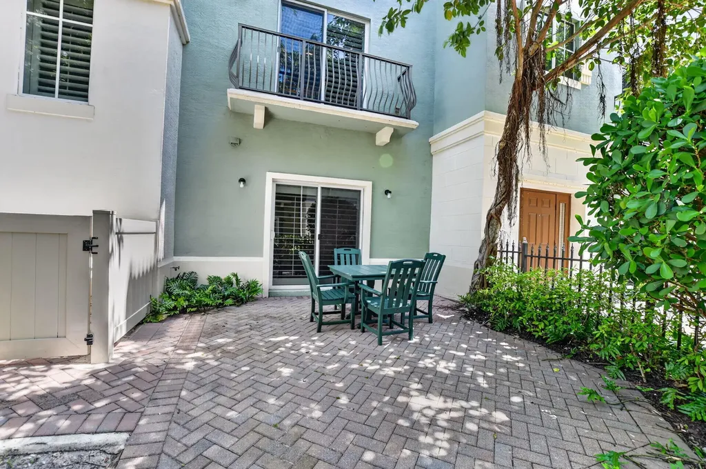 27 NW Hawthorne Place Boca Raton FL 33432