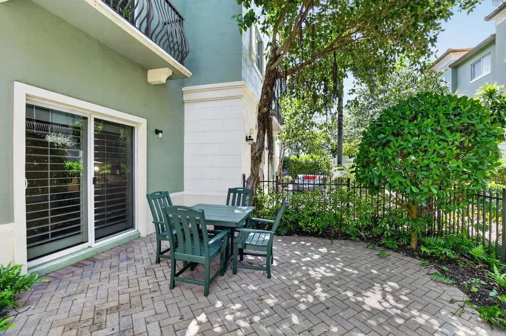27 NW Hawthorne Place Boca Raton FL 33432