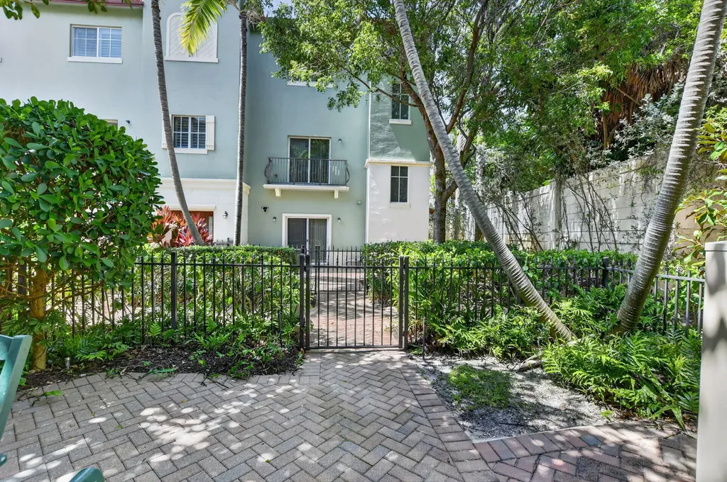 27 NW Hawthorne Place Boca Raton FL 33432