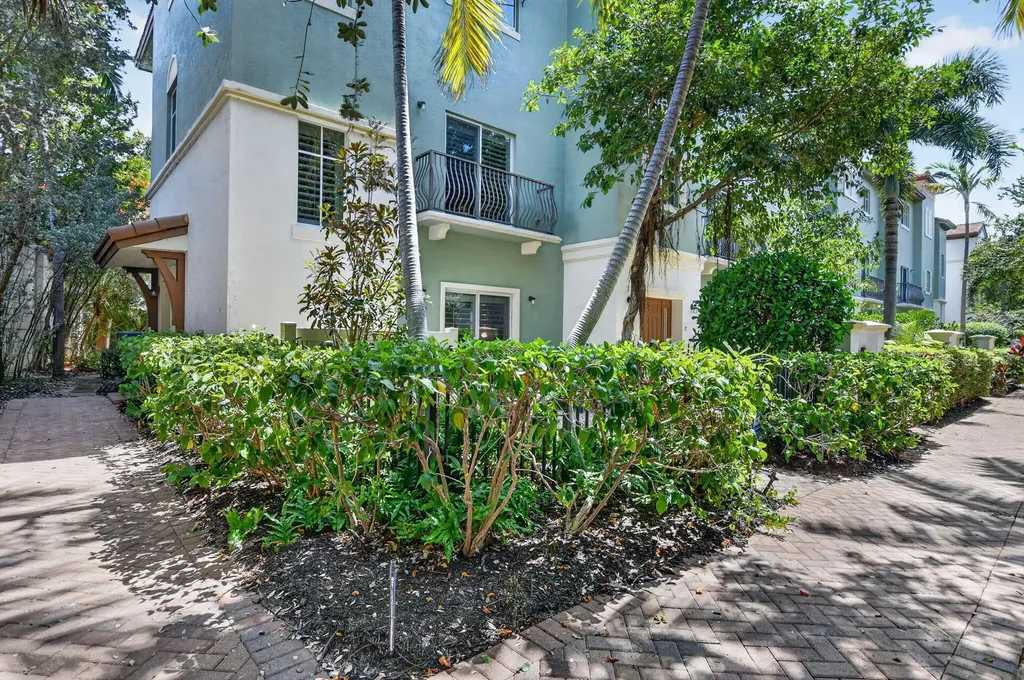 27 NW Hawthorne Place Boca Raton FL 33432