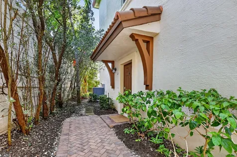 27 NW Hawthorne Place Boca Raton FL 33432