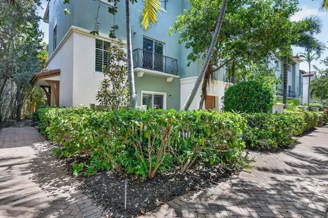 27 NW Hawthorne Place Boca Raton FL 33432
