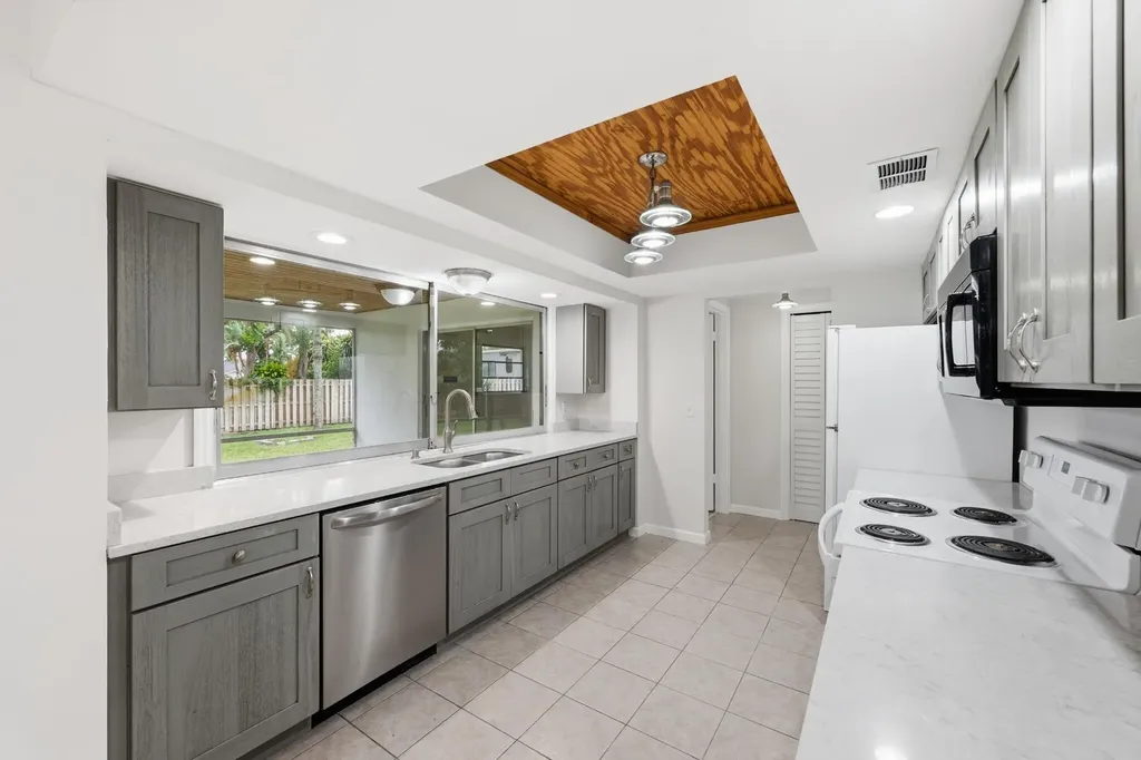 31 W Coconut Drive Lake Worth FL 33467