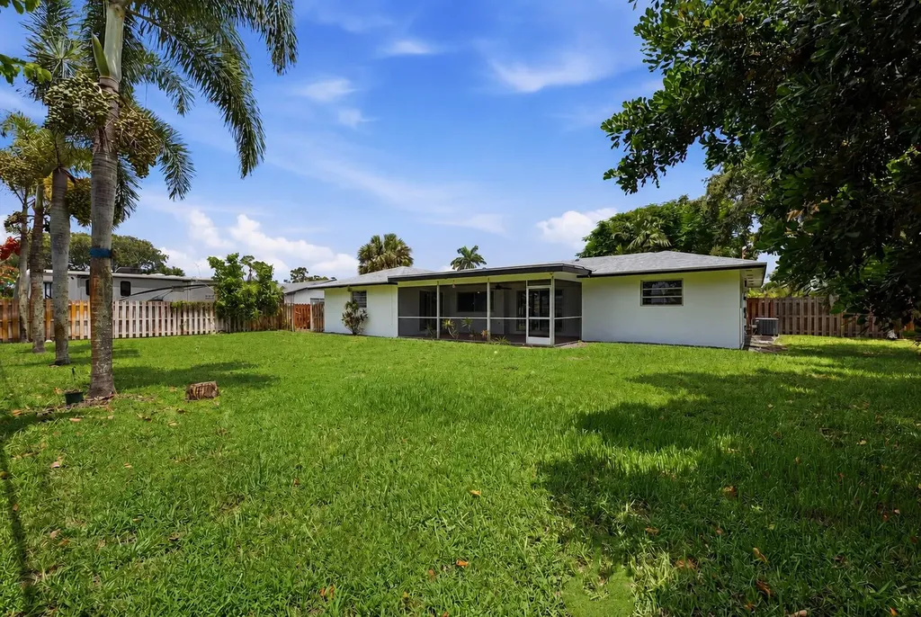 31 W Coconut Drive Lake Worth FL 33467