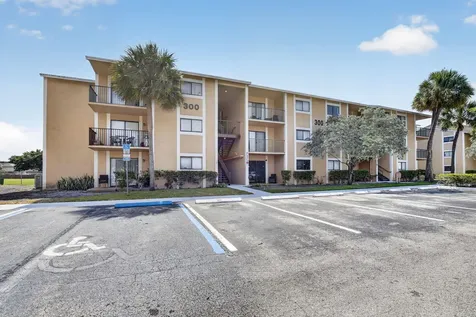 300 Palm Circle W Pembroke Pines FL 33025