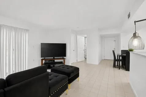300 Palm Circle W Pembroke Pines FL 33025