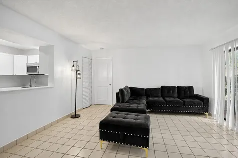 300 Palm Circle W Pembroke Pines FL 33025