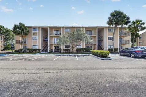 300 Palm Circle W Pembroke Pines FL 33025