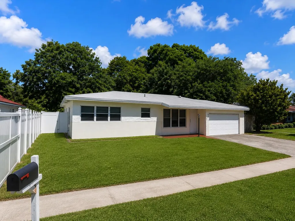 557 W Dayton Circle Fort Lauderdale FL 33312