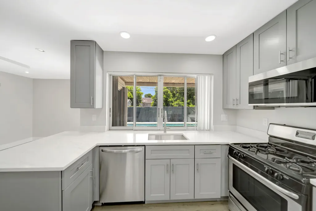 2545 NW 105th Lane Sunrise FL 33322