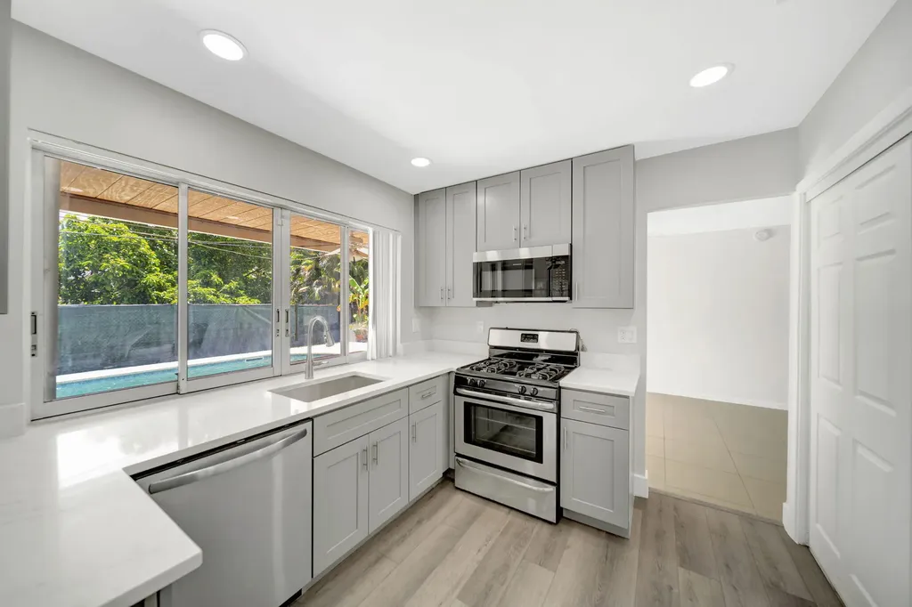 2545 NW 105th Lane Sunrise FL 33322