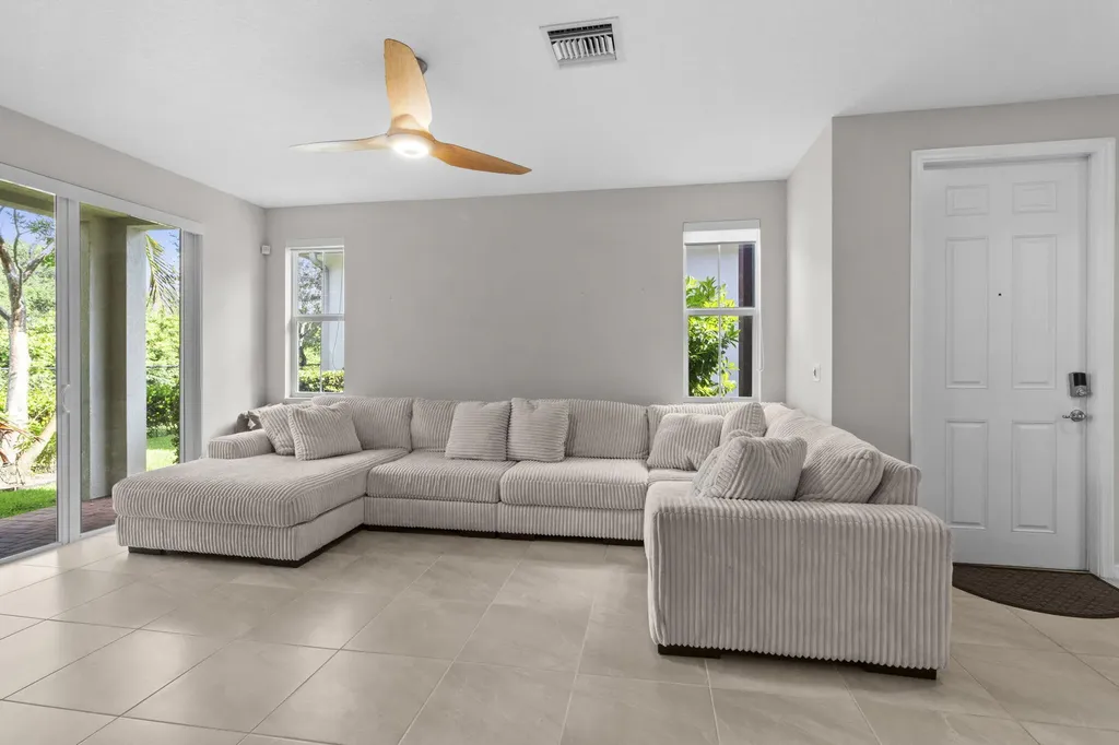 5319 Falcon Trail Davie FL 33314