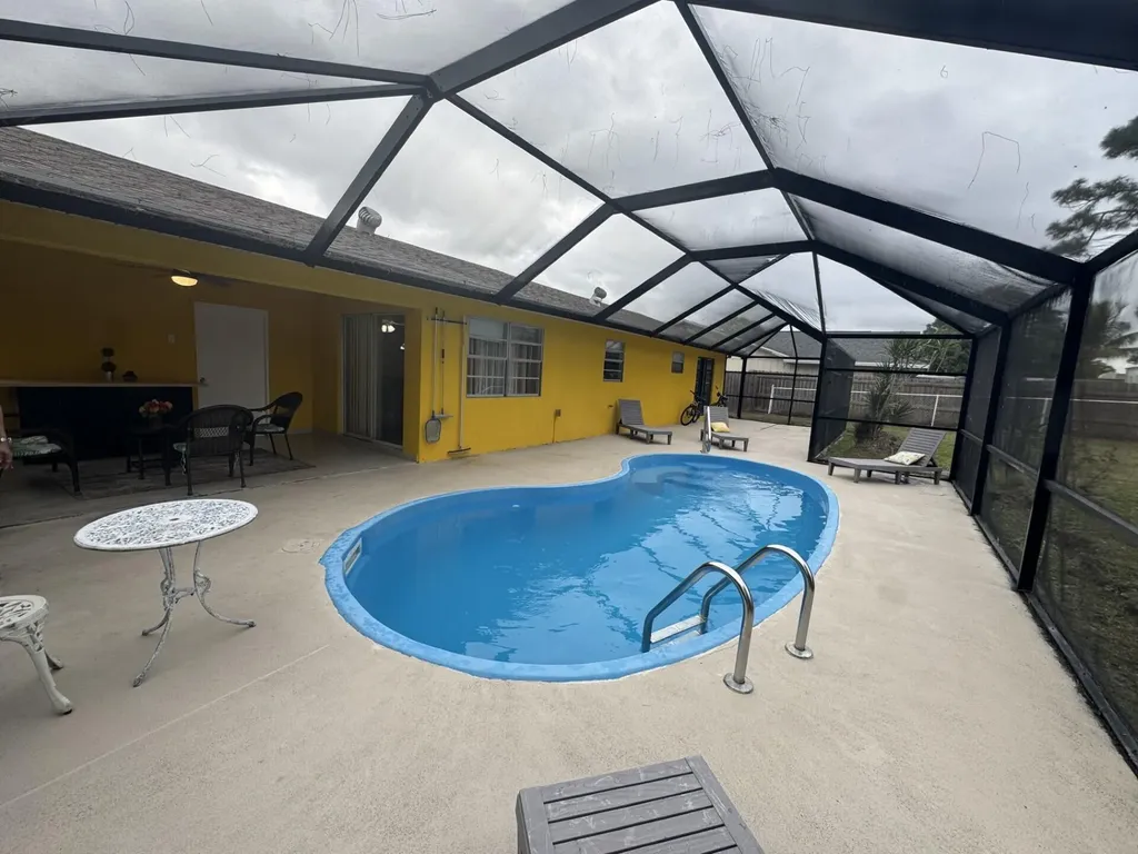 882 SE Walters Terrace Port St Lucie FL 34983