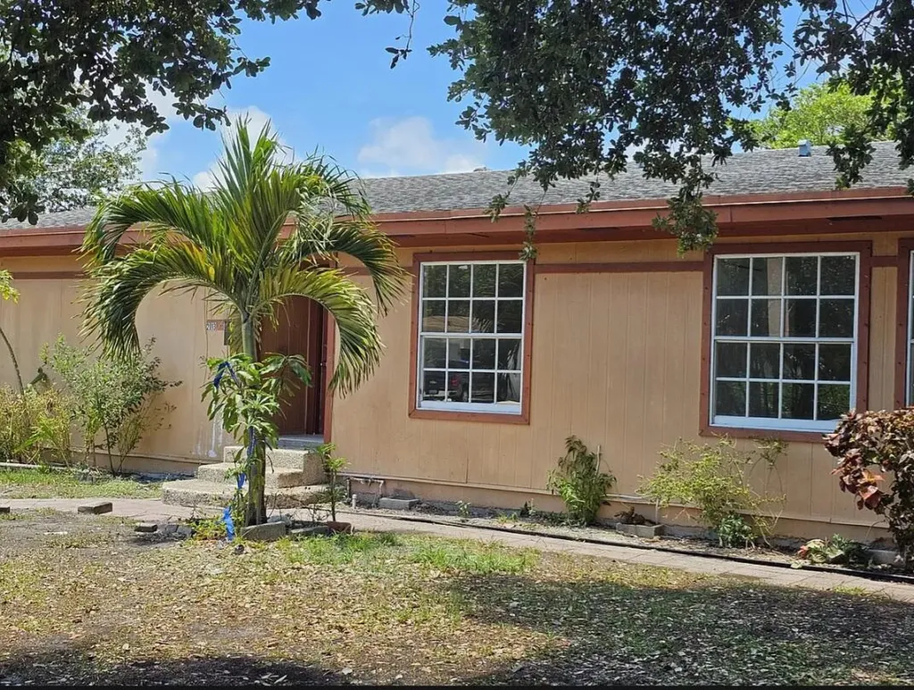 2013 SE Dock Street West Palm Beach FL 33401
