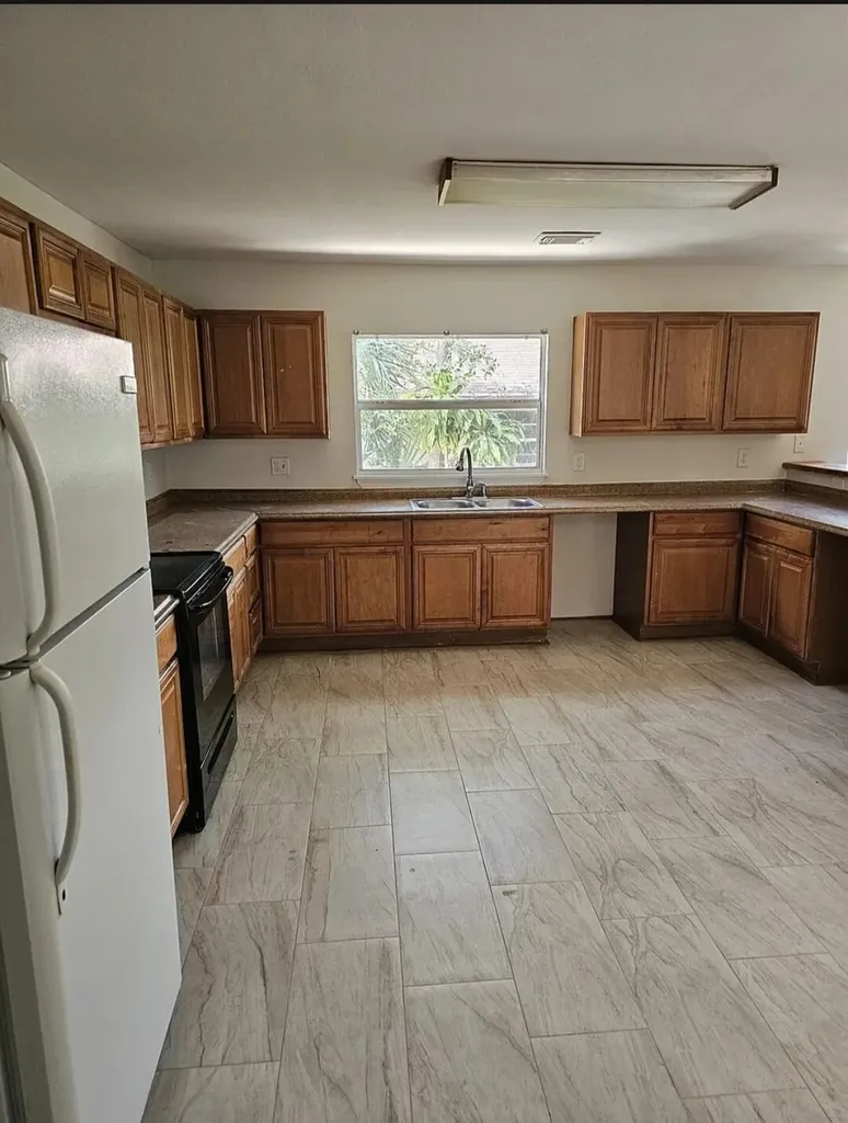 2013 SE Dock Street West Palm Beach FL 33401