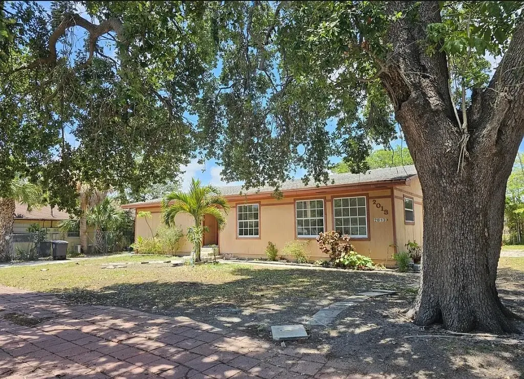 2013 SE Dock Street West Palm Beach FL 33401