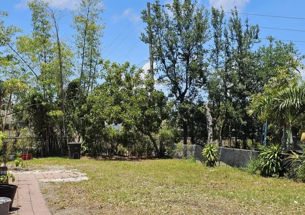 2013 SE Dock Street West Palm Beach FL 33401