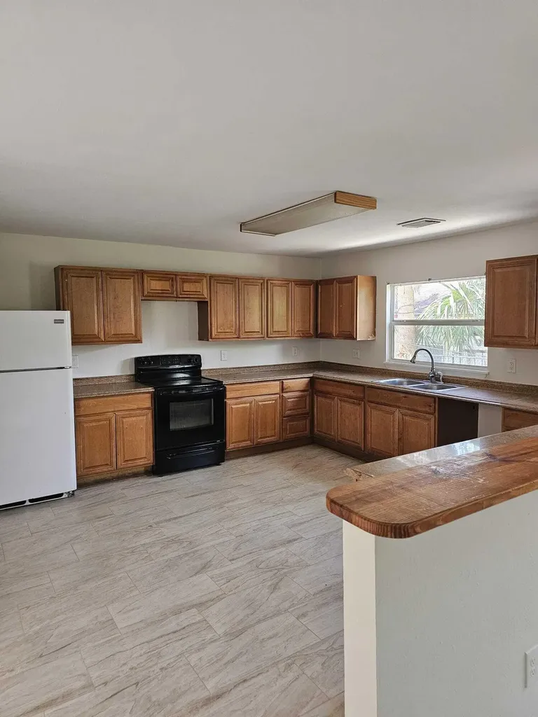 2013 SE Dock Street West Palm Beach FL 33401