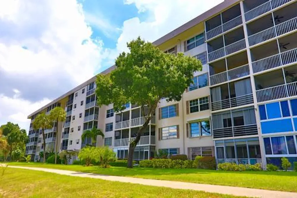 2801 N Palm Aire Drive Pompano Beach FL 33069