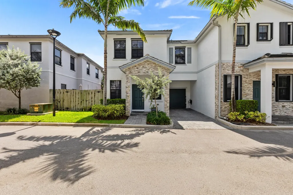 2820 SW 17th Avenue Fort Lauderdale FL 33315