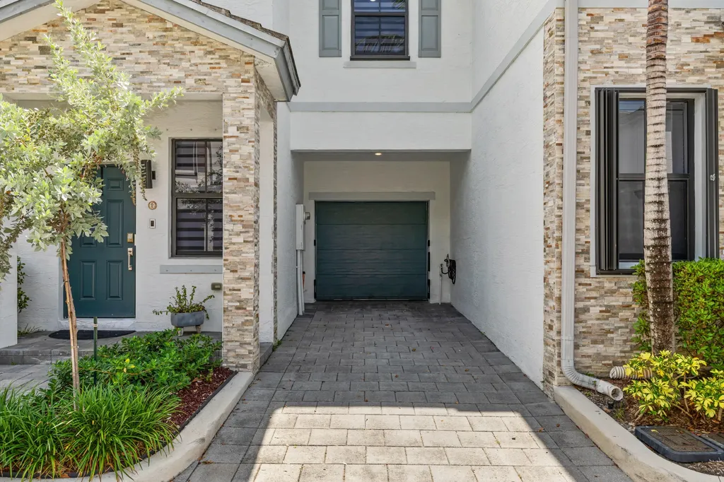 2820 SW 17th Avenue Fort Lauderdale FL 33315
