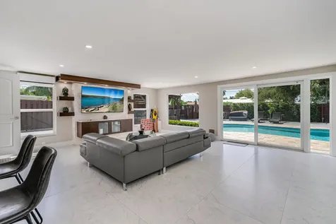 300 SE 8th Court Pompano Beach FL 33060