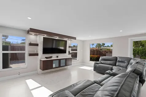300 SE 8th Court Pompano Beach FL 33060