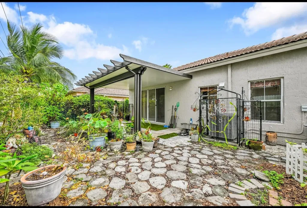 13761 N Garden Cove Circle Davie FL 33325