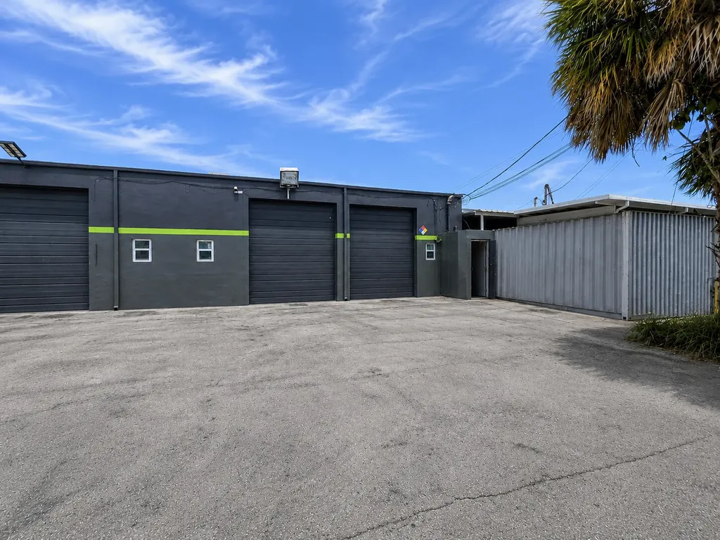 2360 NW 30th Court Oakland Park FL 33311