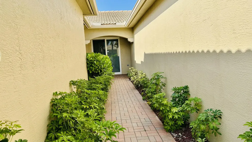 8601 Mangrove Cay West Palm Beach FL 33411
