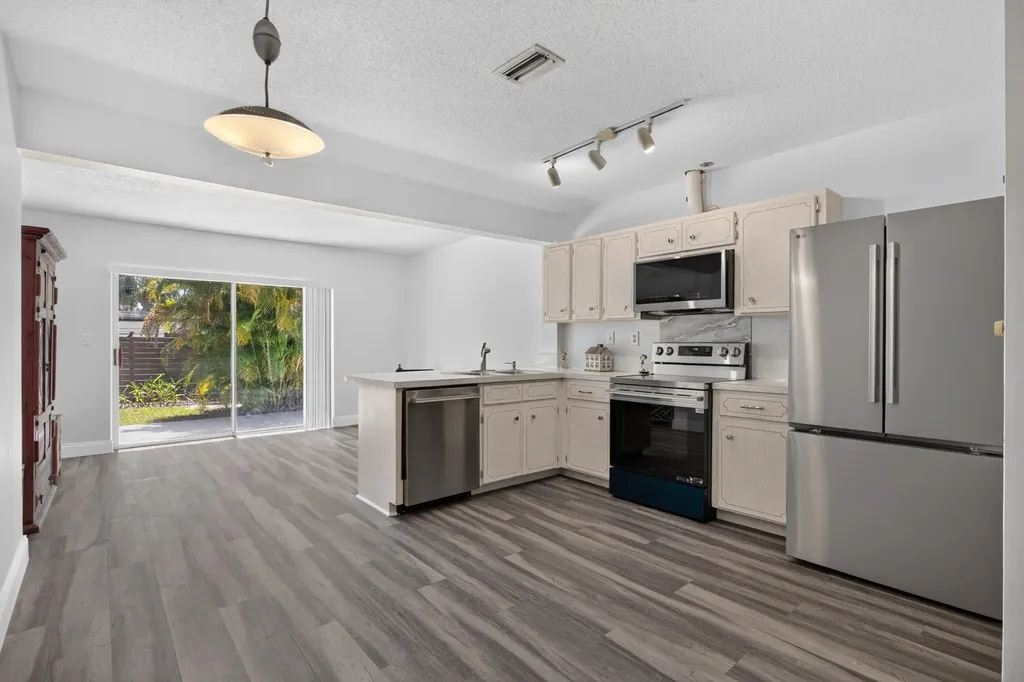 860-870 NE 23rd Avenue Pompano Beach FL 33062