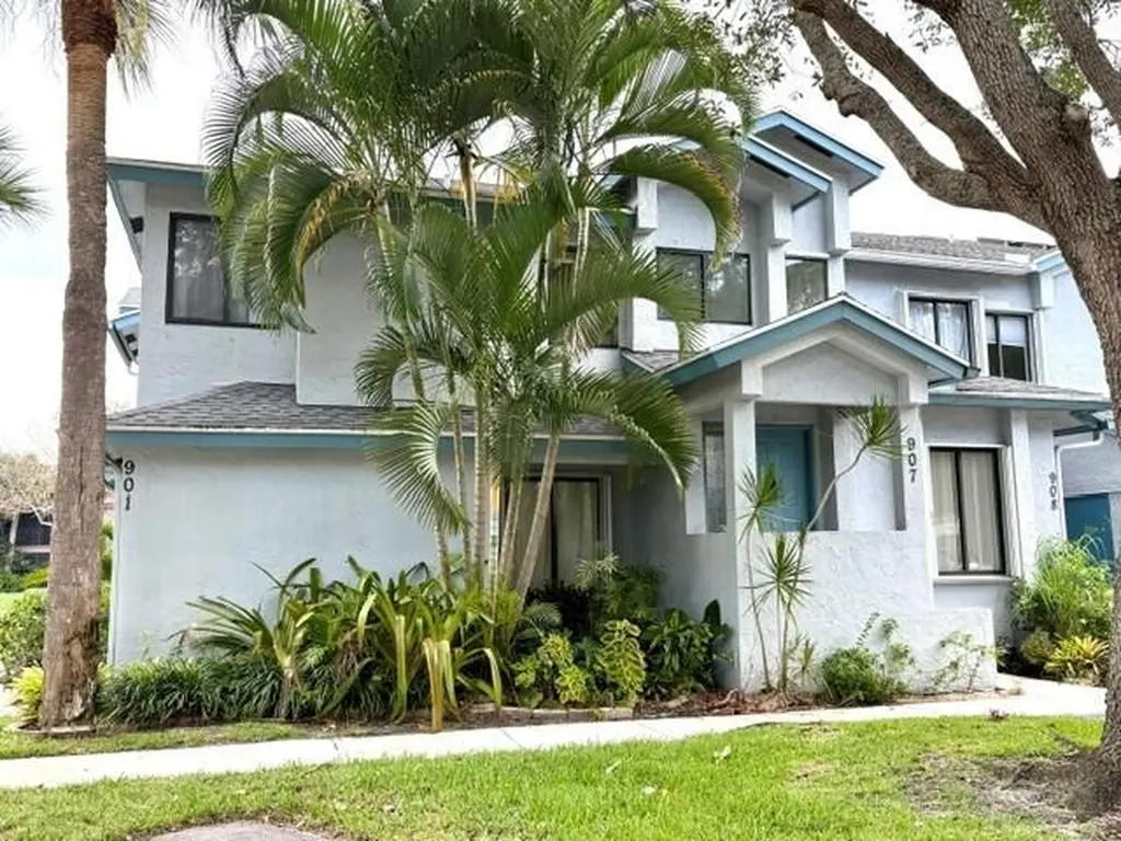 907 Harbour Pointe Way Greenacres FL 33413