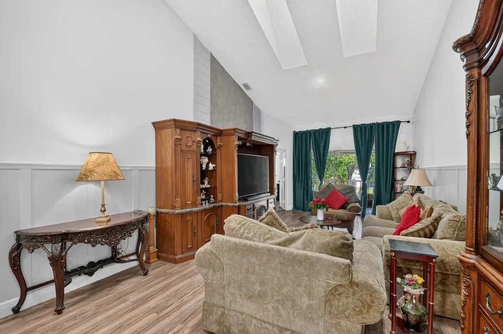 907 Harbour Pointe Way Greenacres FL 33413