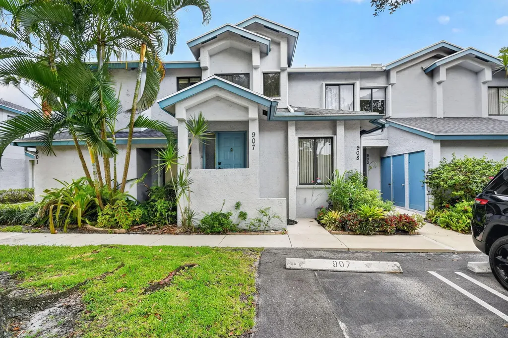 907 Harbour Pointe Way Greenacres FL 33413