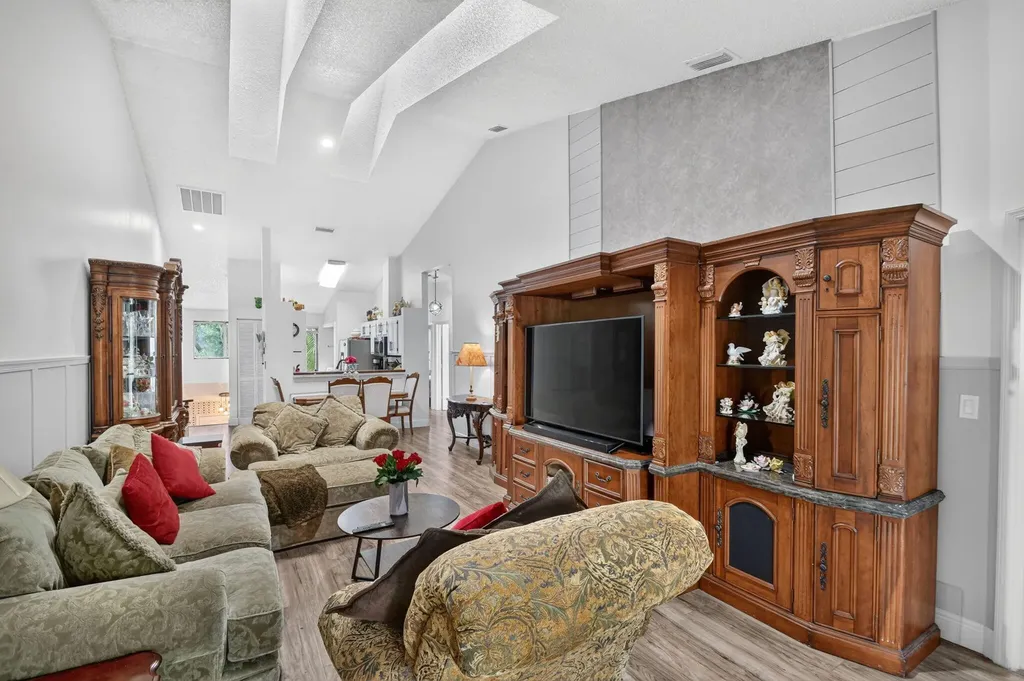 907 Harbour Pointe Way Greenacres FL 33413