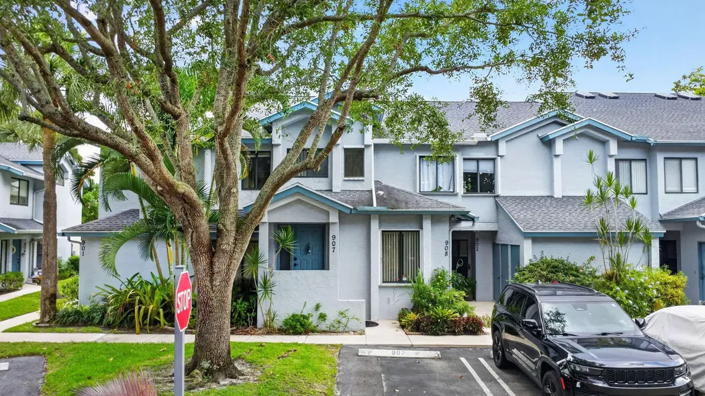 907 Harbour Pointe Way Greenacres FL 33413