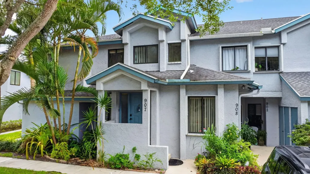907 Harbour Pointe Way Greenacres FL 33413
