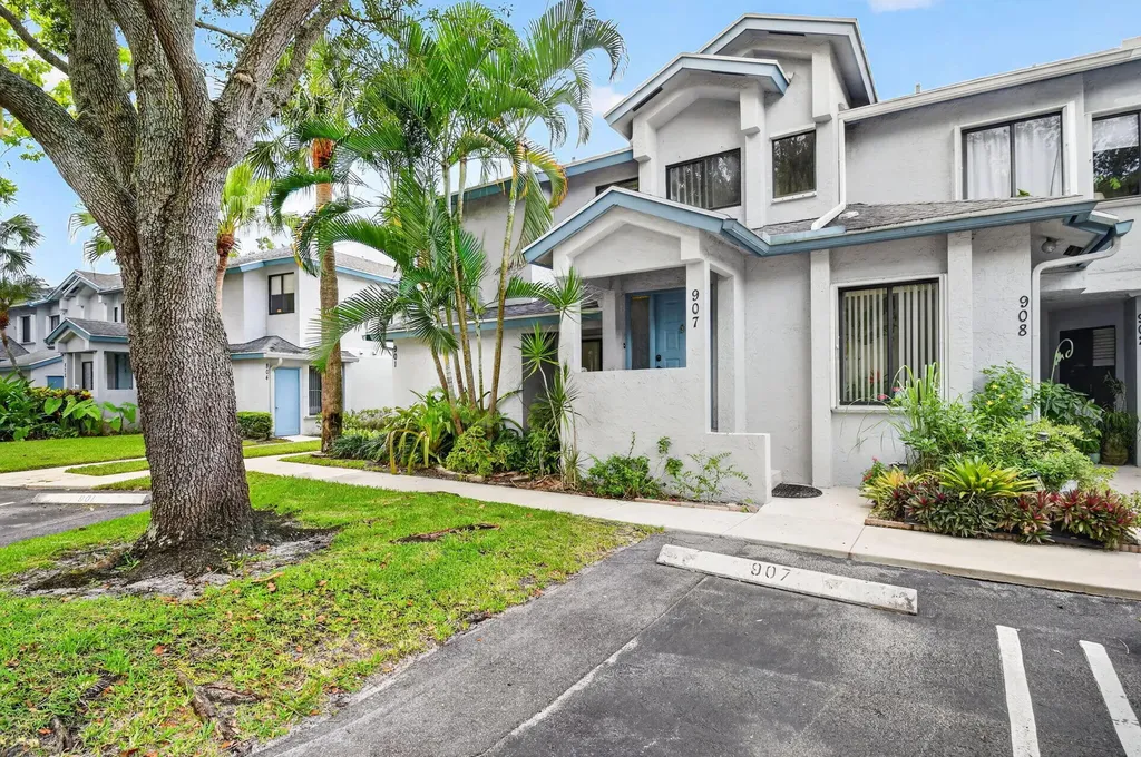 907 Harbour Pointe Way Greenacres FL 33413