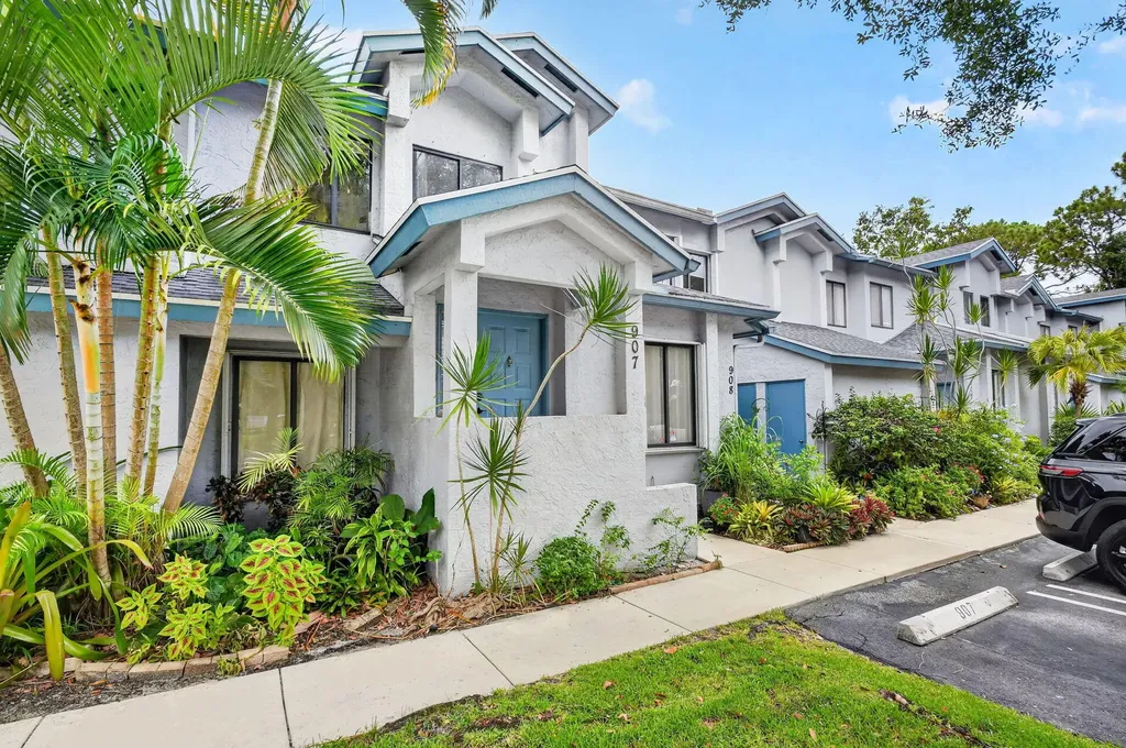 907 Harbour Pointe Way Greenacres FL 33413