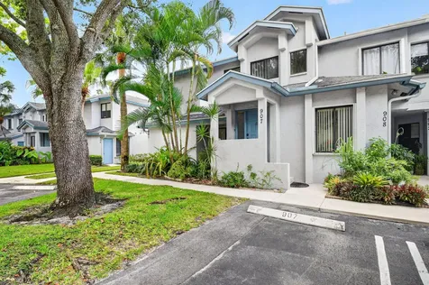 907 Harbour Pointe Way Greenacres FL 33413