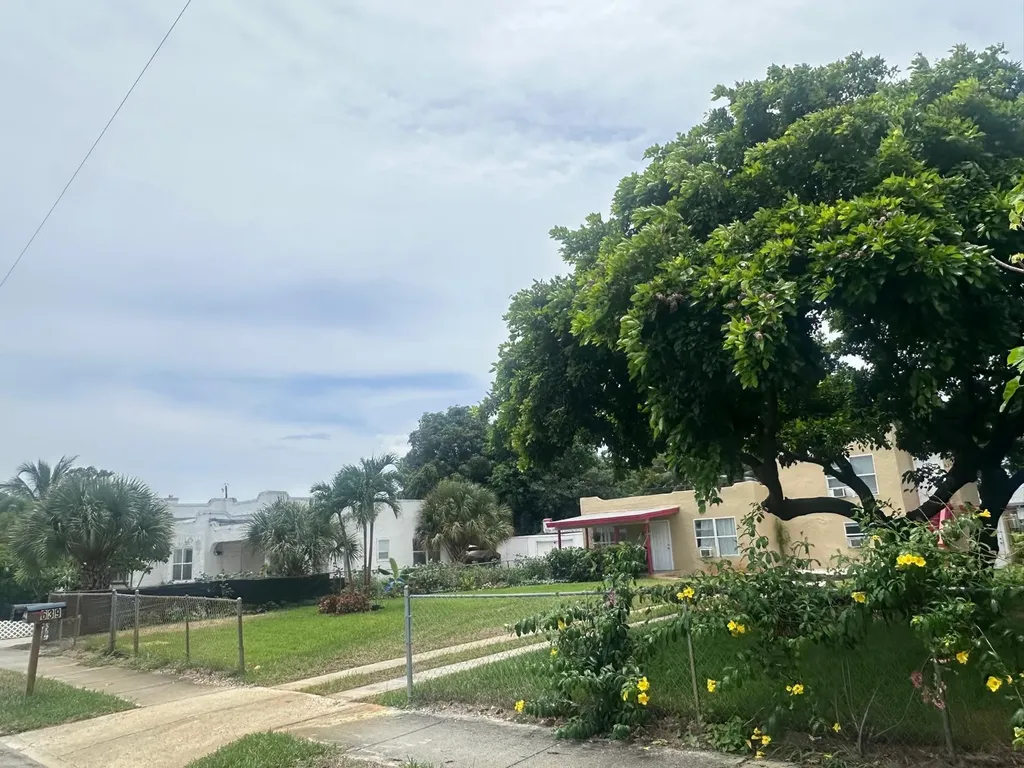 637 46th Street West Palm Beach FL 33407