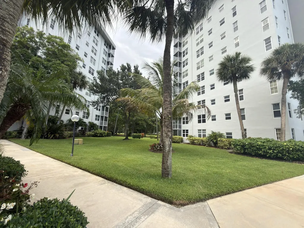 625 Oaks Drive Pompano Beach FL 33069