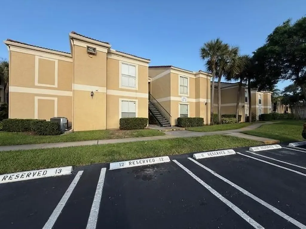 899 W Riverside Drive Coral Springs FL 33071