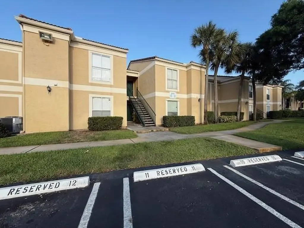 899 W Riverside Drive Coral Springs FL 33071