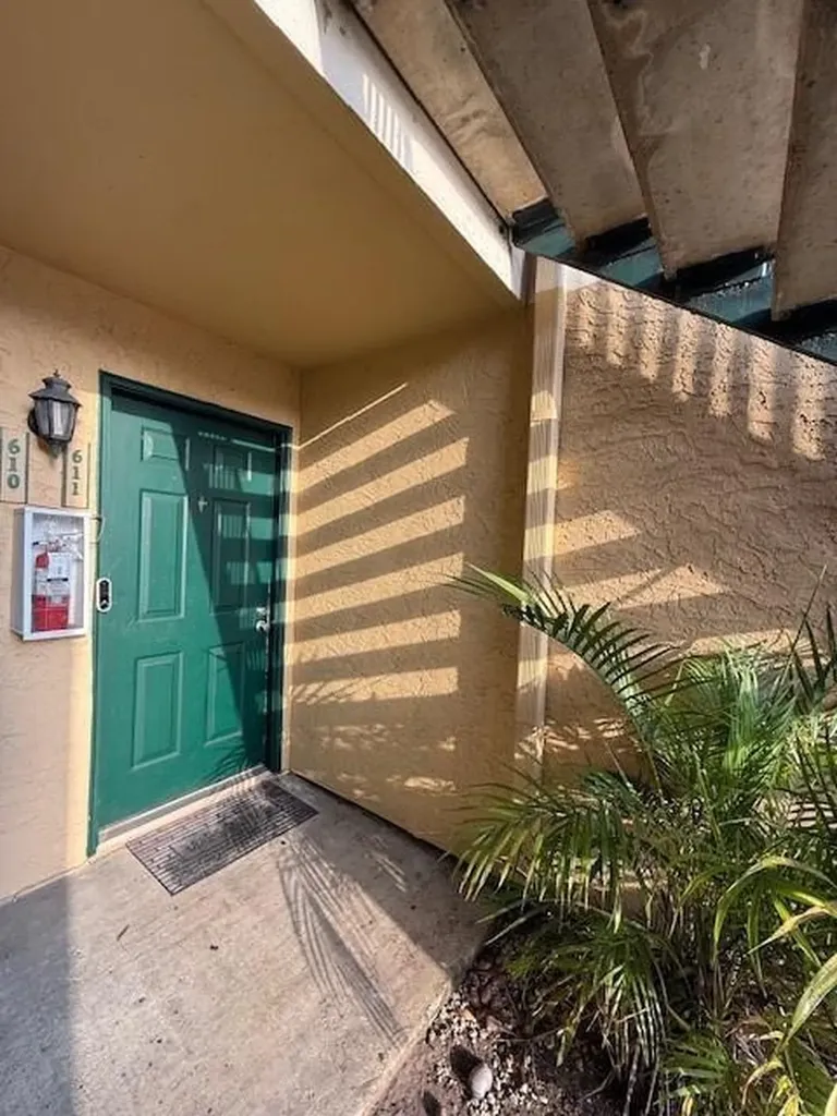 899 W Riverside Drive Coral Springs FL 33071
