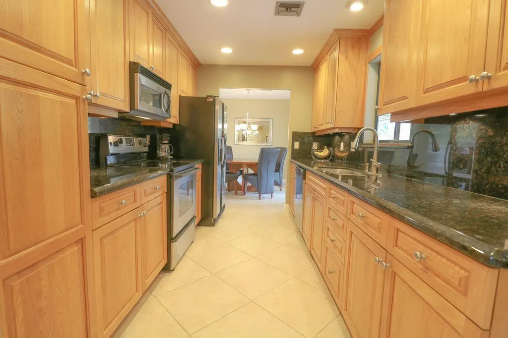 73 Pine Hill Trail W Jupiter FL 33469