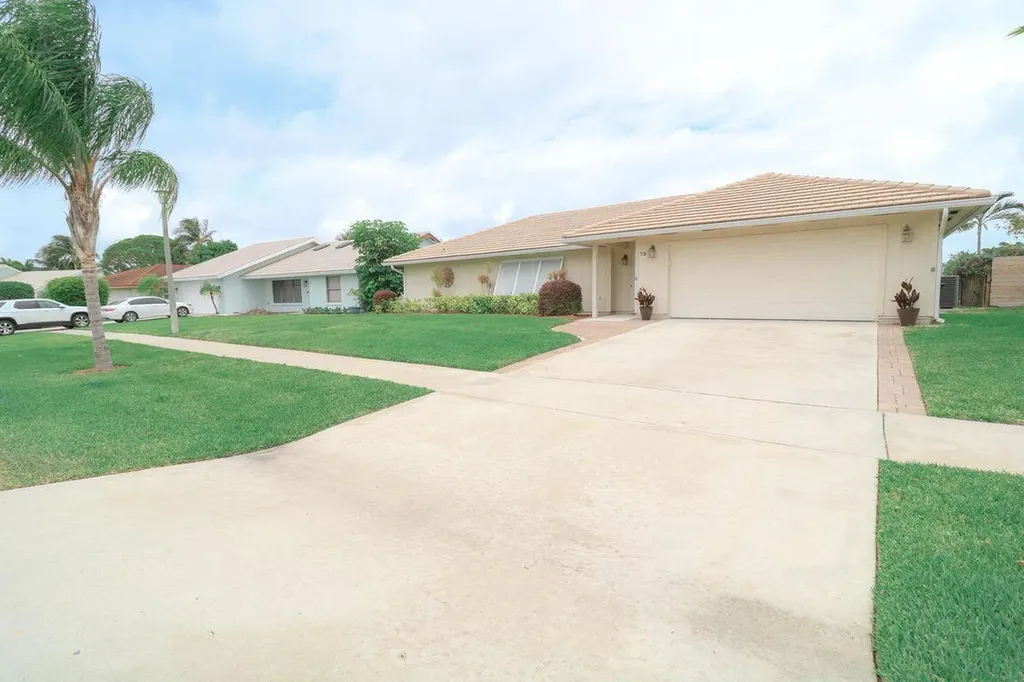 73 Pine Hill Trail W Jupiter FL 33469